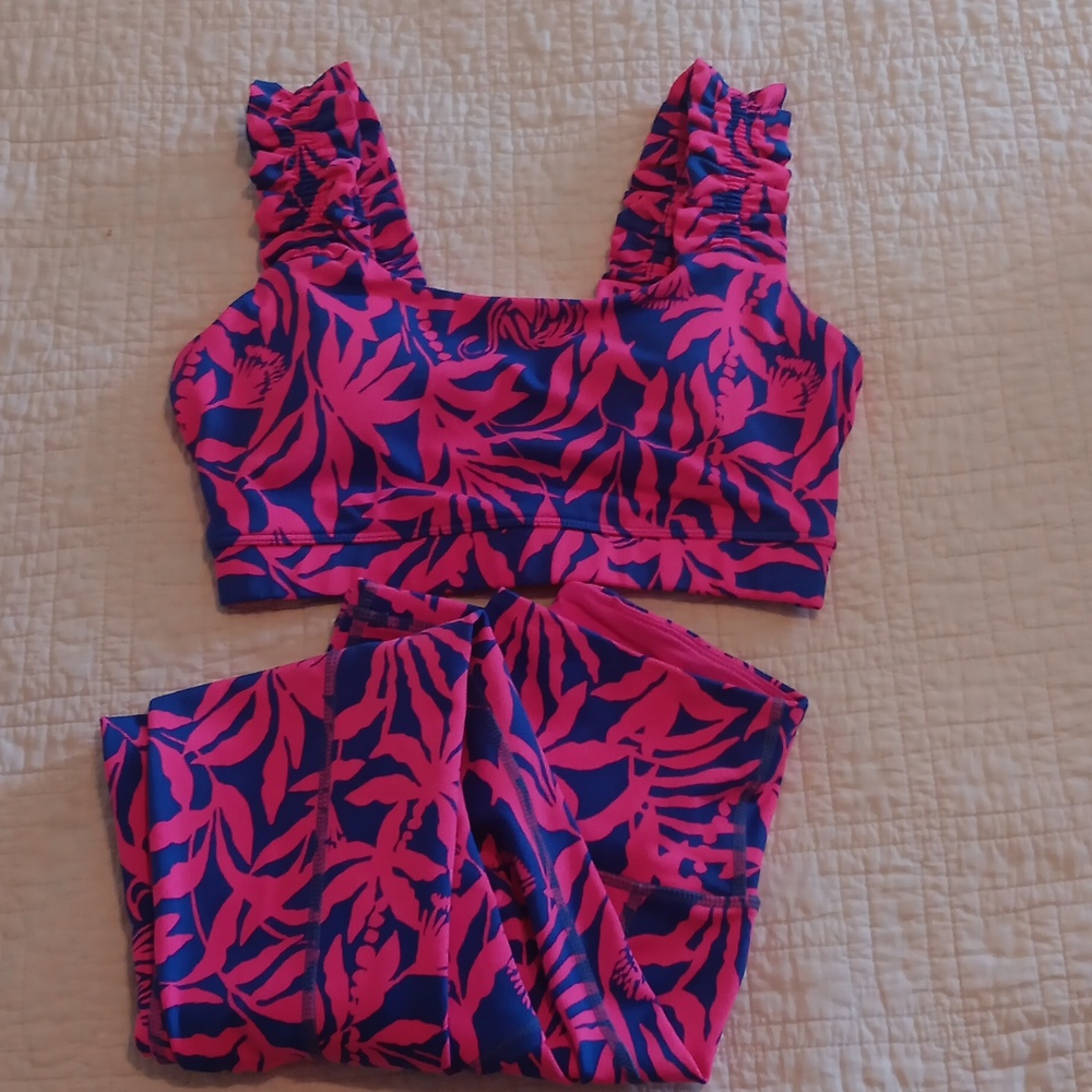 Set Of  2Top And Leggins. Lilly Pulitzer leggings, and top with the side pocket.